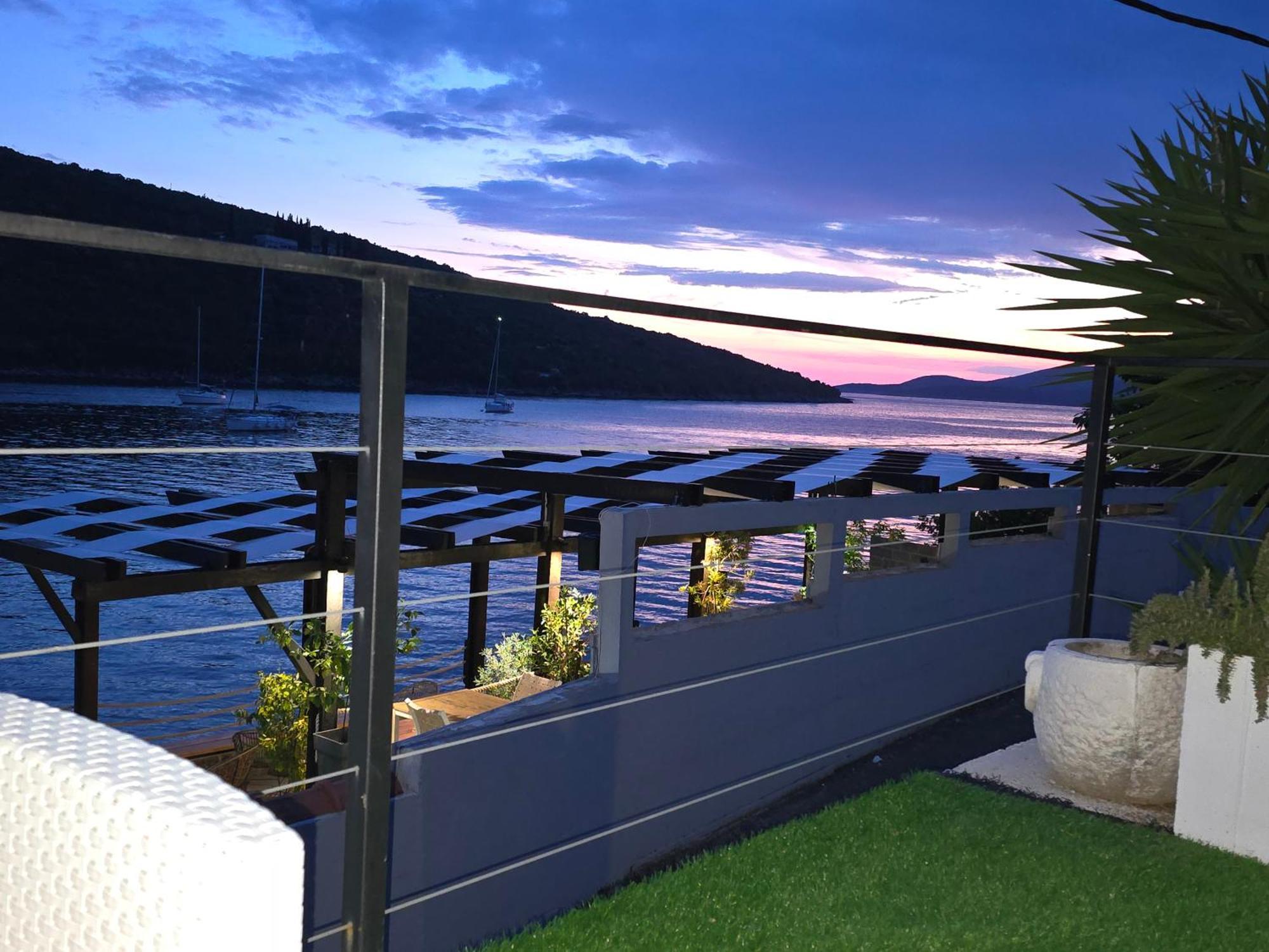 Waterfront Townhouse Sunset View With Garage Lejlighed Bigova Eksteriør billede
